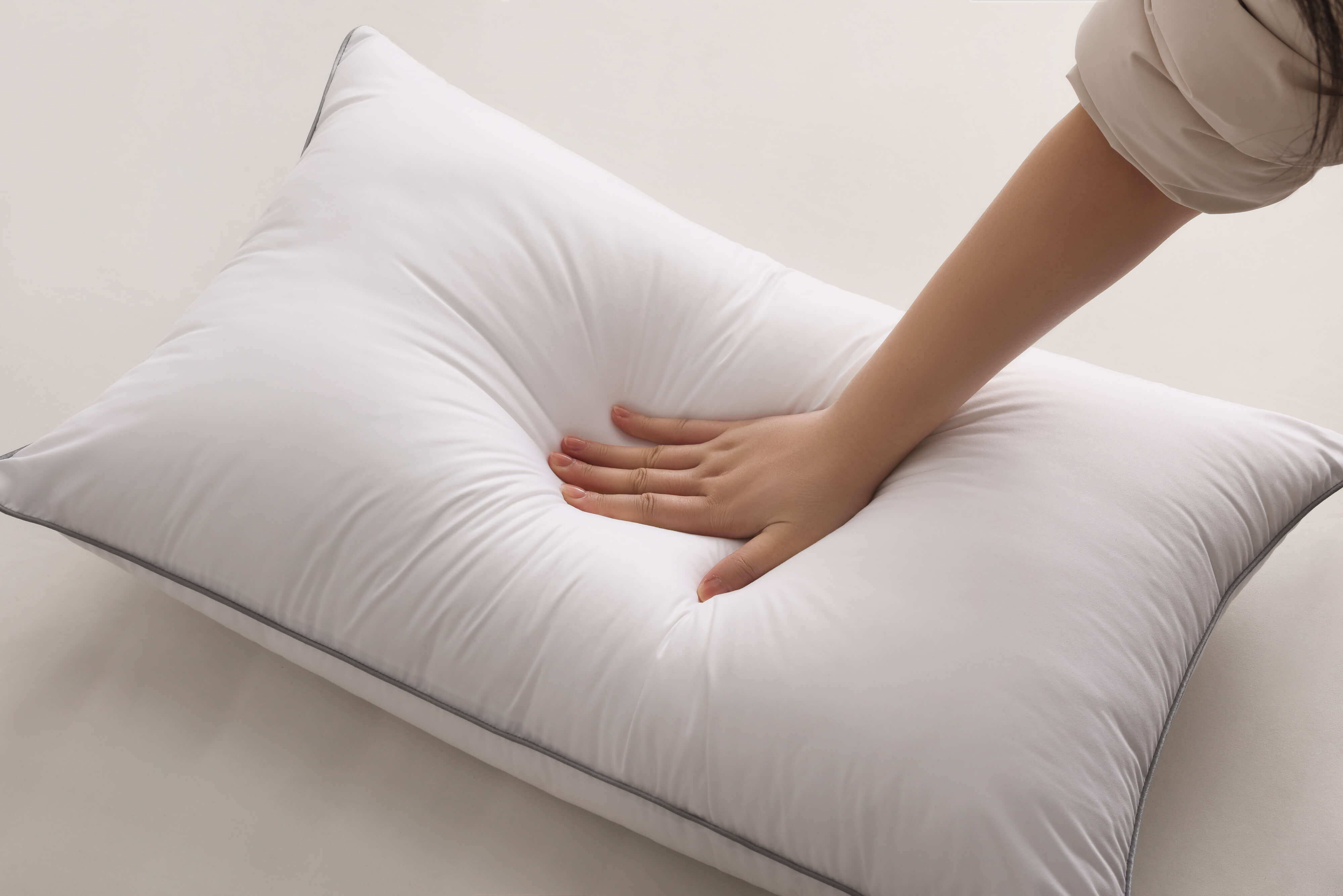 Temperature reactive outlet memory foam pillow